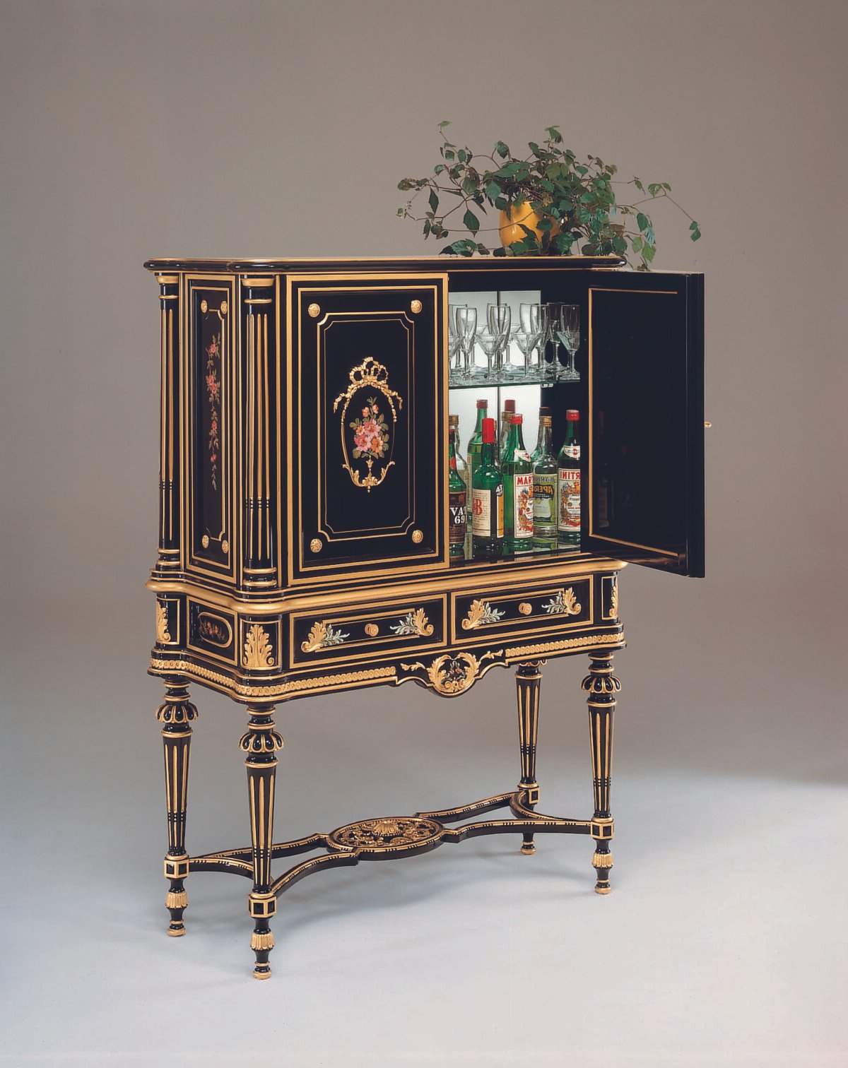 Bar Cabinet in Black Lacquering - Image 2